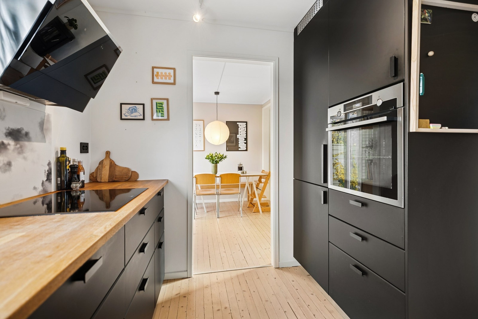 Kjøkkenet ligger naturlig plassert med inngang til spisestuen. Galleribilde