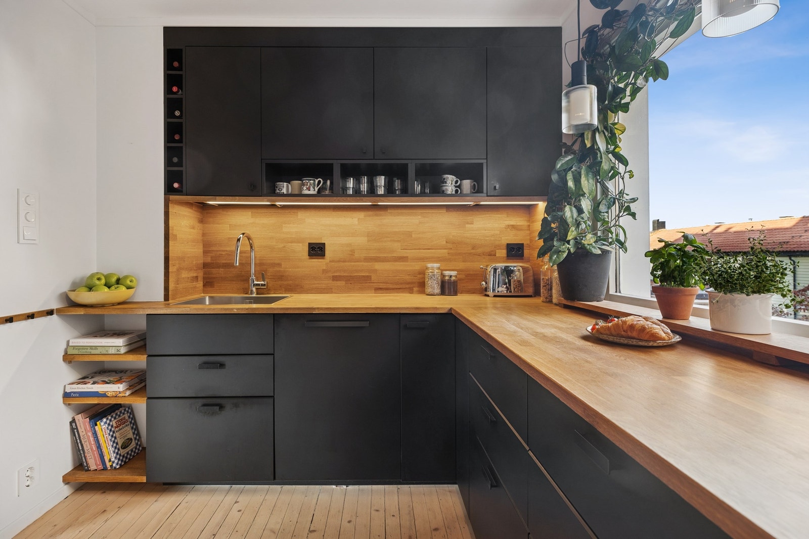 Stilrent og moderne IKEA kjøkkeninnredning fra 2020 med mørke, profilerte fronter som gir et elegant og tidløst uttrykk. Galleribilde