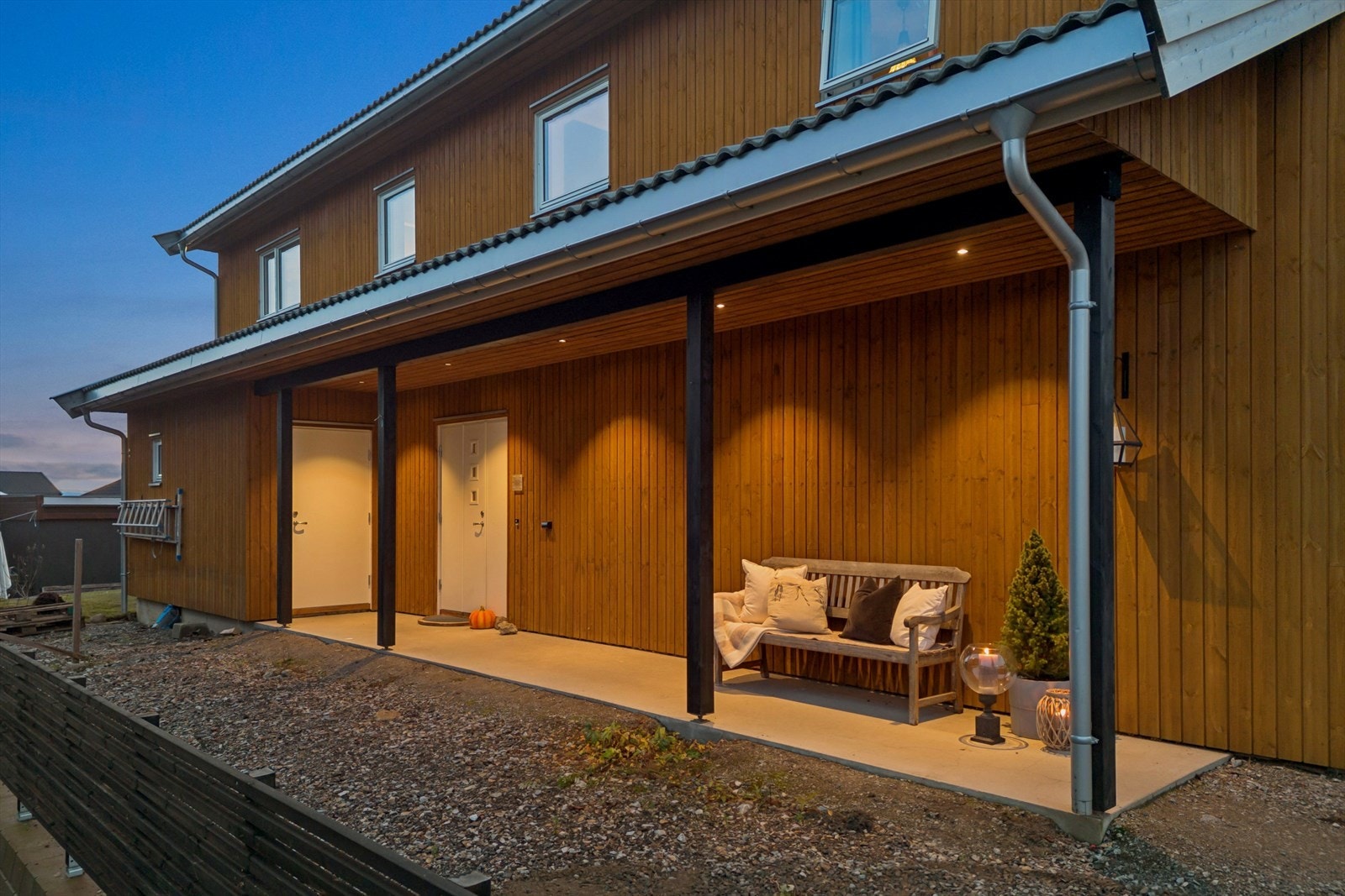 Du ønskes velkommen inn via overbygget inngangsparti med sportsbod som ligger praktisk til ved inngangspartiet. Galleribilde