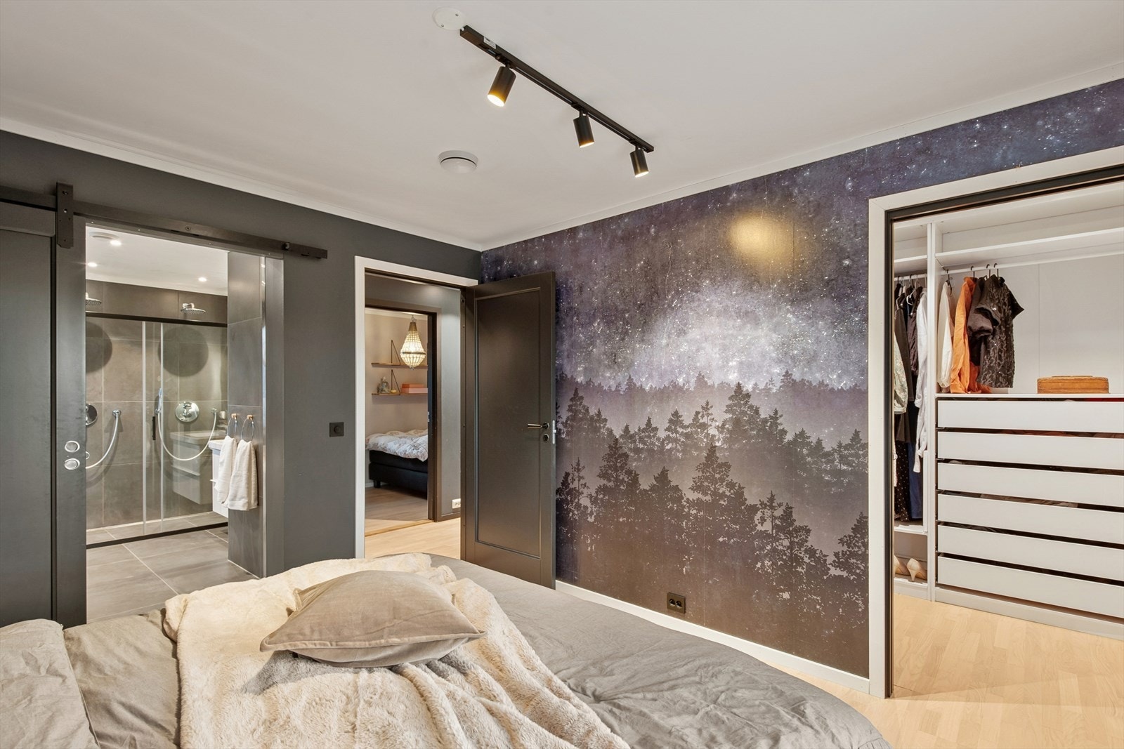 Egen walk-in garderobe med smarte løsninger. Galleribilde