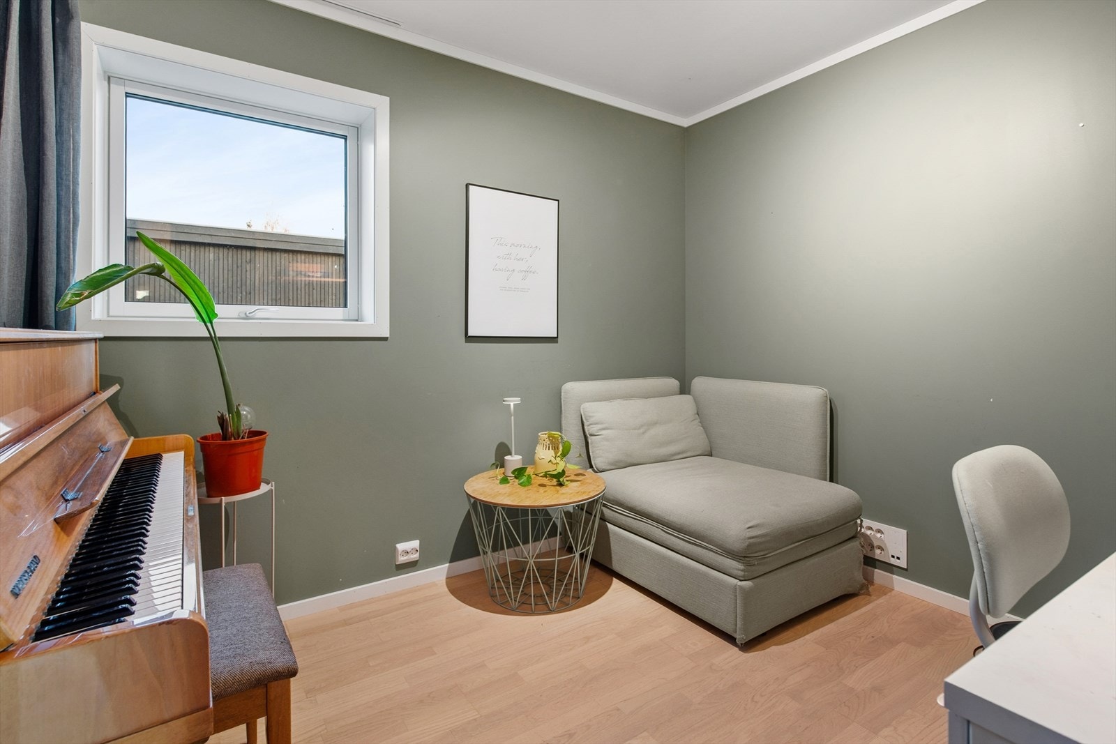 I boligens andre etasje er det to soverom, dette er for tiden innredet som kontor. Galleribilde