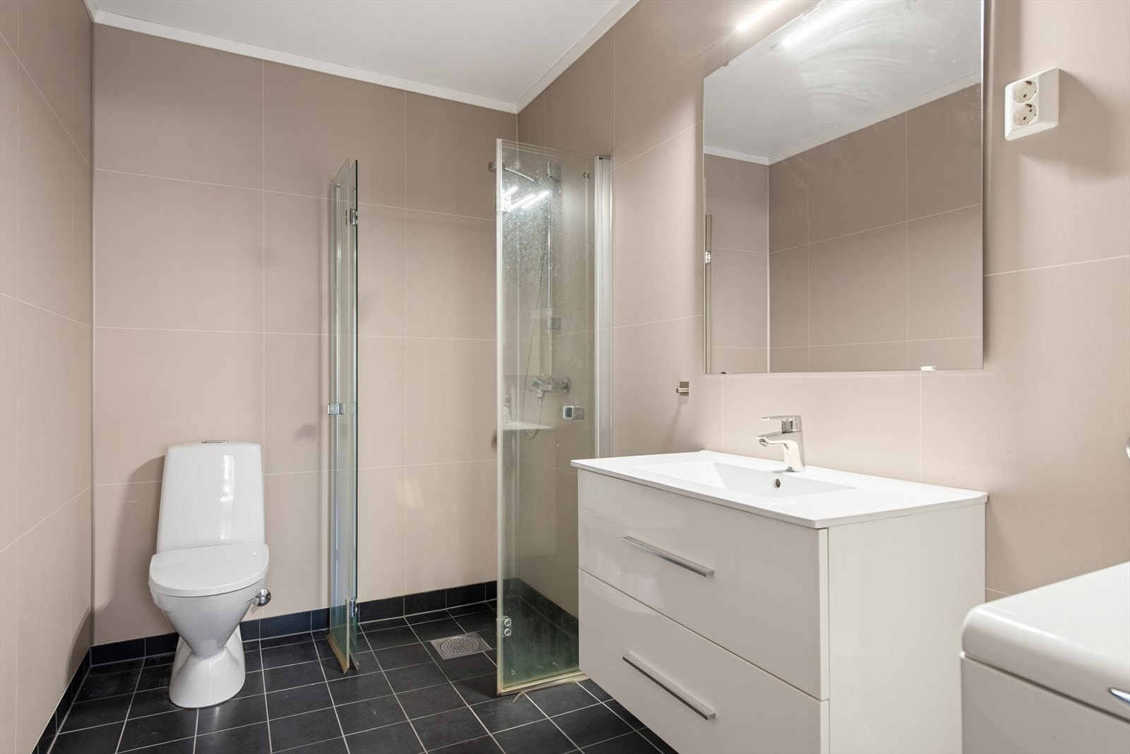 Pent baderom som kombineres med vaskerom. Galleribilde