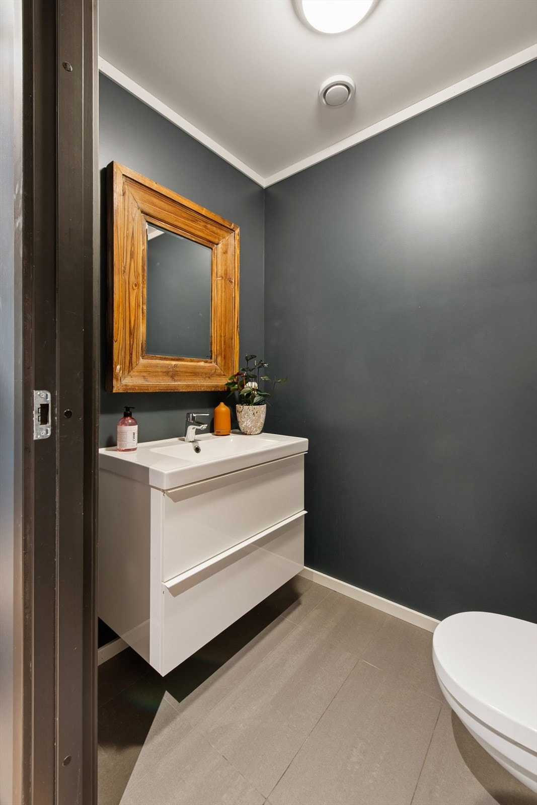 Separat toalettrom med praktisk adkomst fra gangen innenfor kjøkkenet. Galleribilde