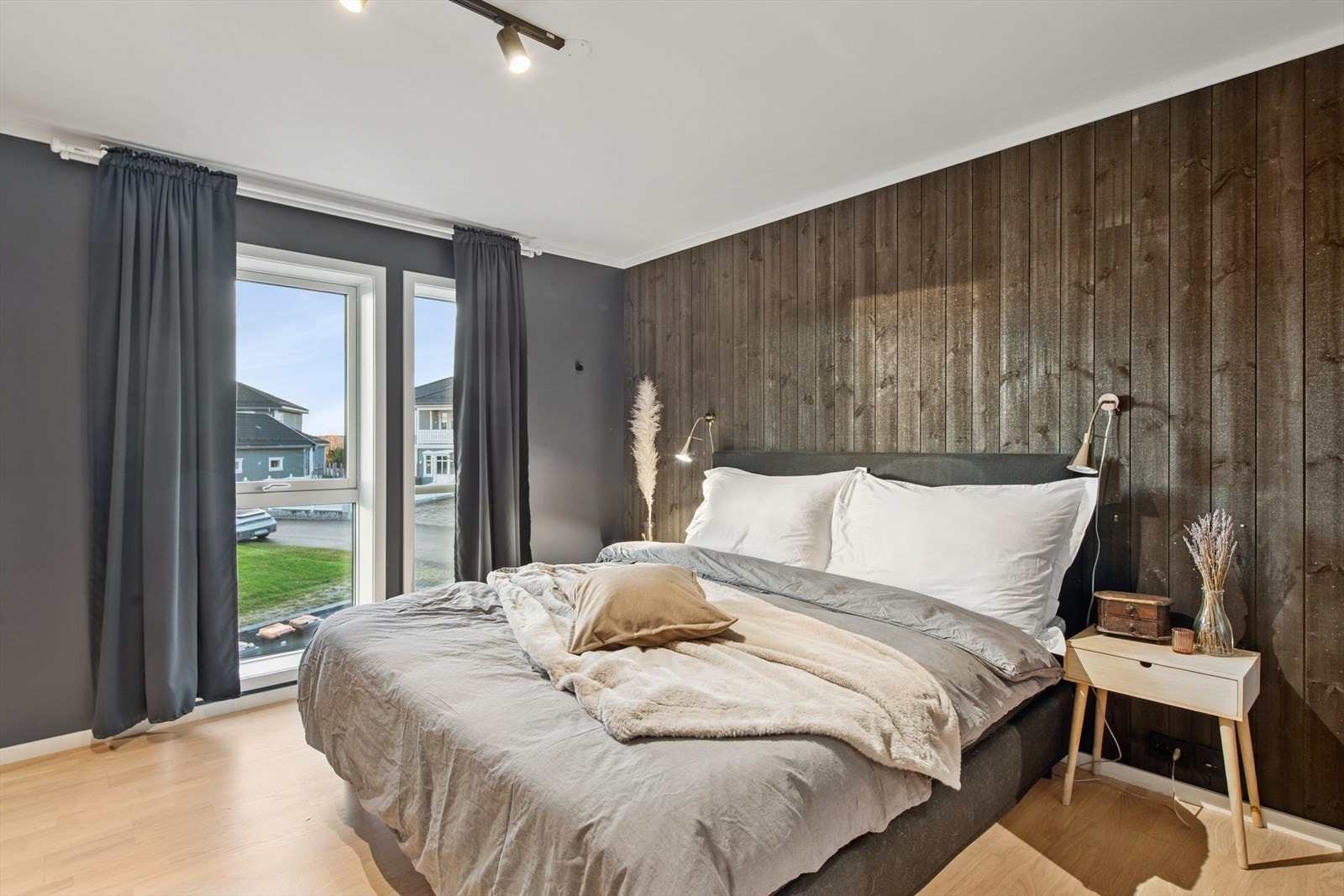 Hovedsoverommet har en god størrelse med gulv til tak vinduer. Galleribilde