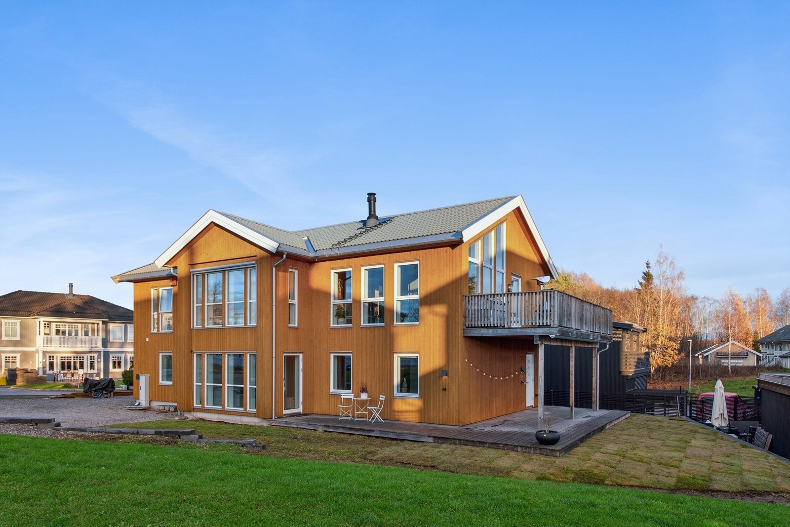 Eiendommen passer ypperlig for barnefamilier med trygt og rolig nabolag, med naturen rett ved. Galleribilde