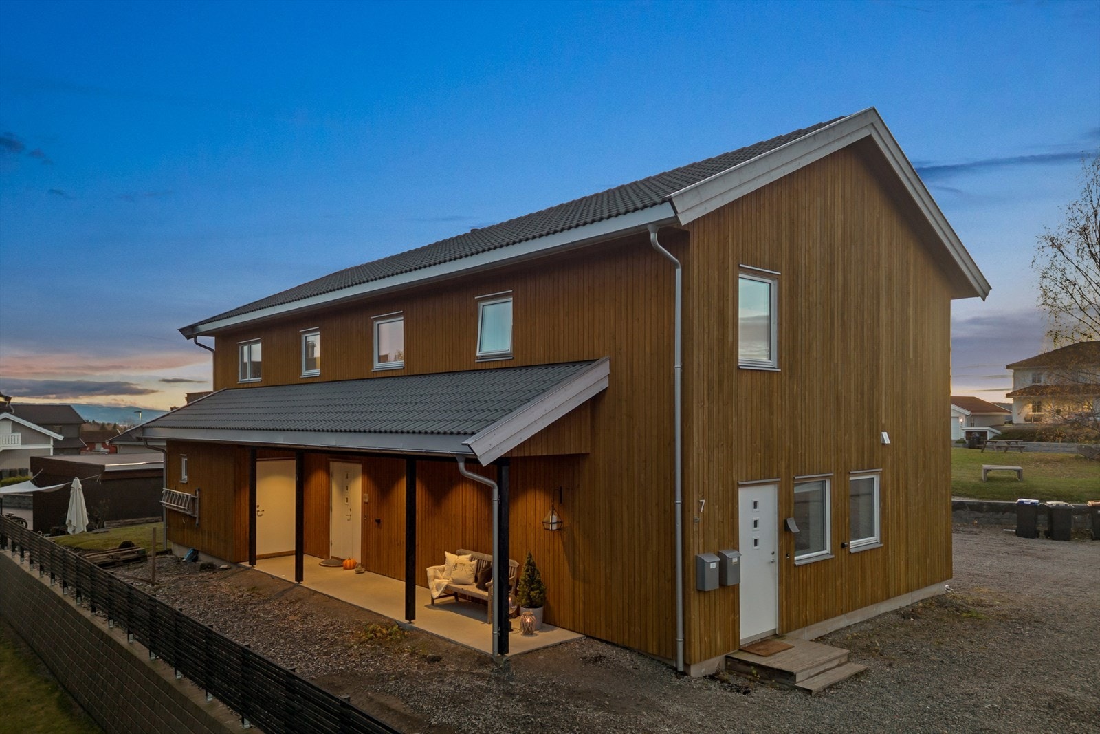 Deler av første etasje kan benyttes som generasjons-/utleiedel, som har eget inngangsparti. Galleribilde