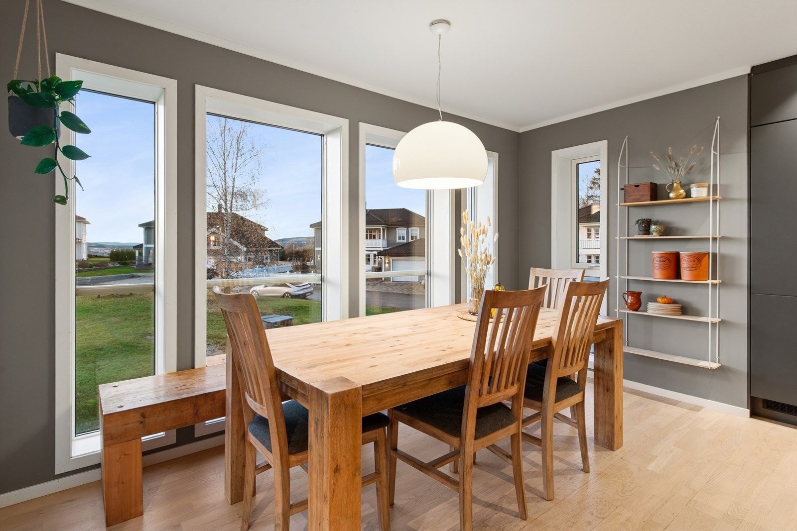 God plass til spisestuemøblement ved de stor gulv til tak vinduer. Galleribilde