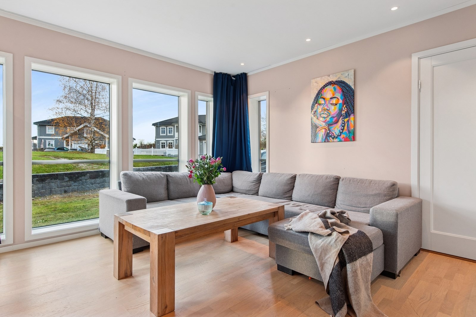 Ekstra oppholdsareal når barna/ ungdommen har besøk, eller som eget sted du kan trekke deg tilbake i roligere omgivelser. Galleribilde