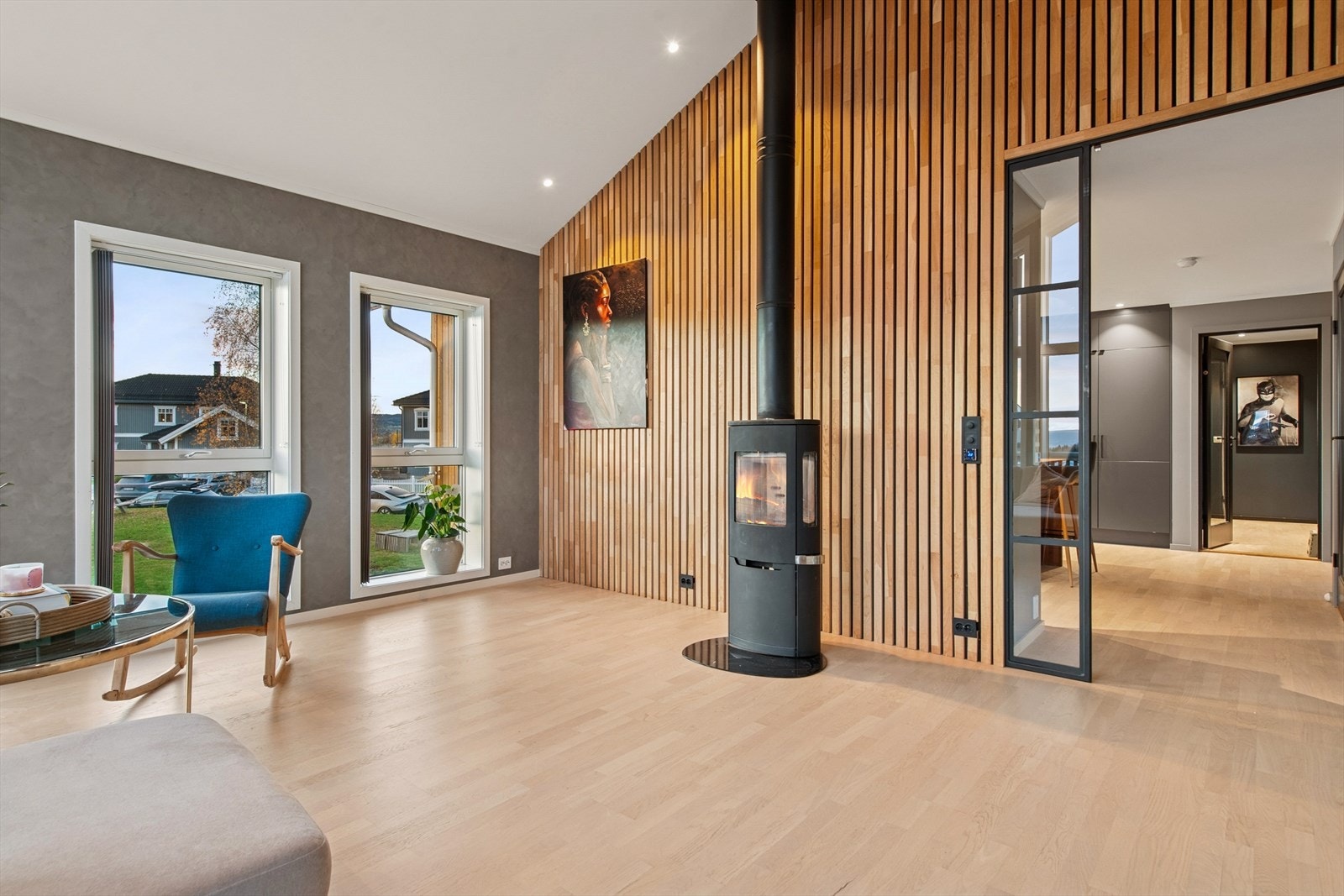 Stuen nyter godt av den gode takhøyden, rikelig med vindusflater som gir gode lysforhold og peisovnen bidrar til ekstra varme og hygge. Galleribilde