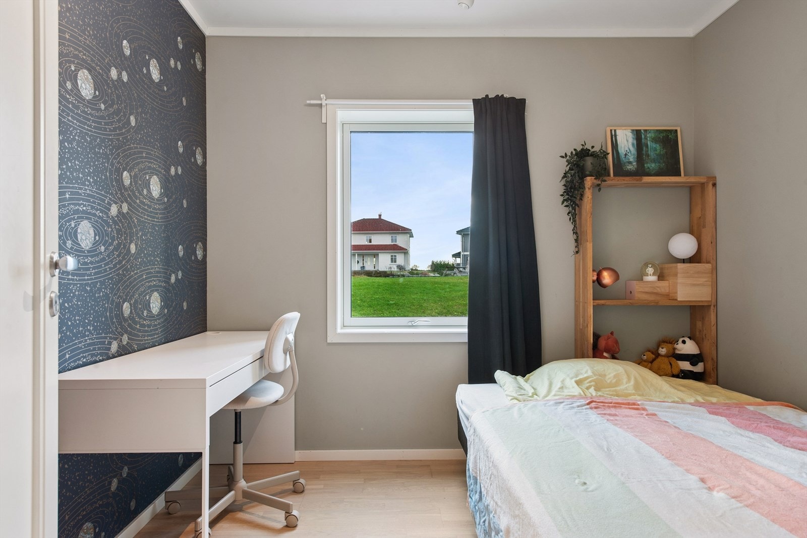 Soverommene har plass til seng, tilpasset garderobeløsninger og andre småmøbler. Galleribilde