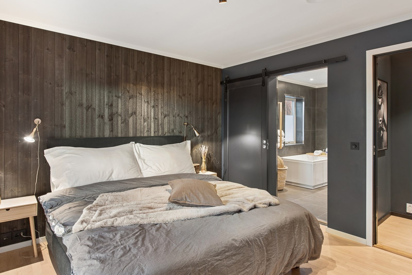 Soverommet har adkomst til eget baderom. Galleribilde