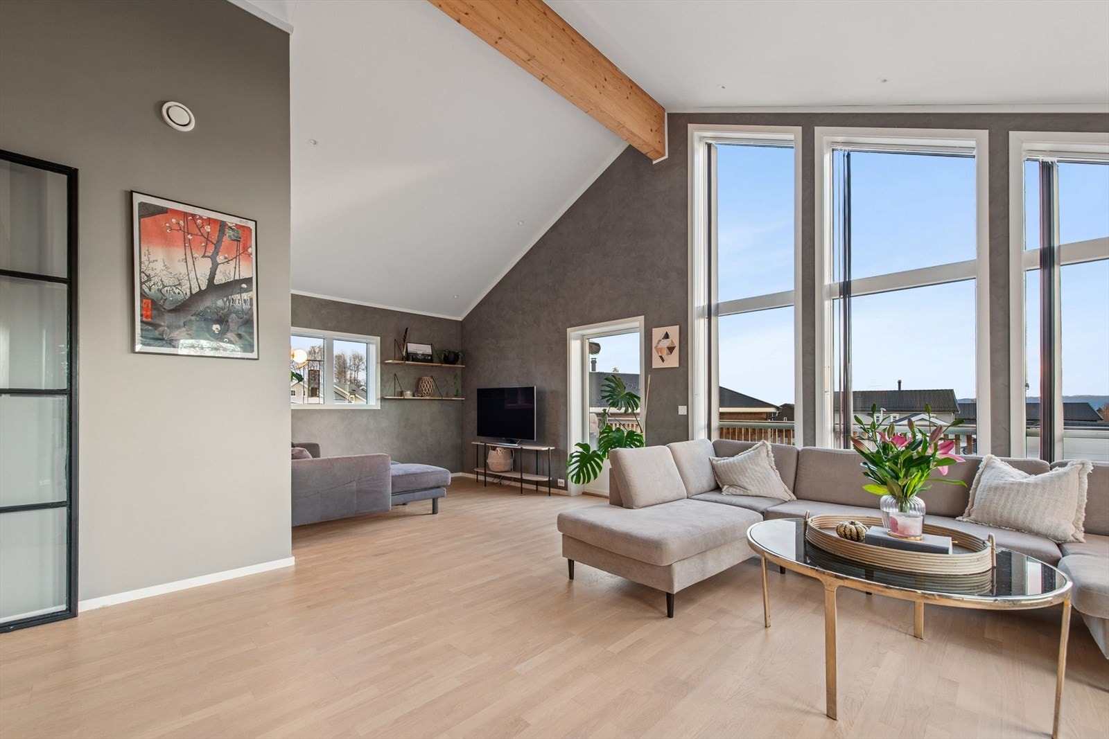 Stuen i andre etasje egner seg meget godt som det naturlige samlingspunktet. Galleribilde