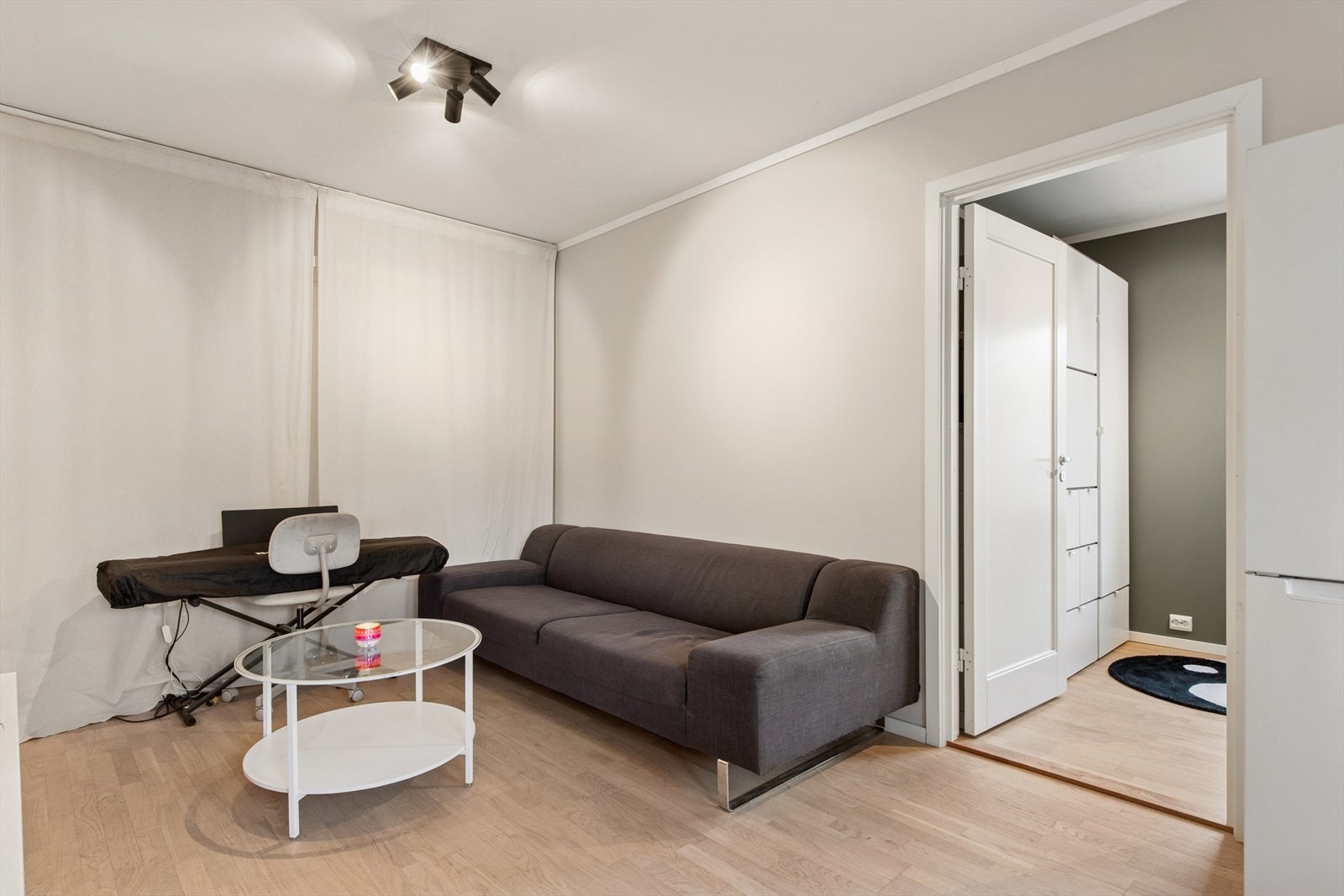 Stuen har plass til sofa og har en åpen løsning til kjøkkenet. Galleribilde