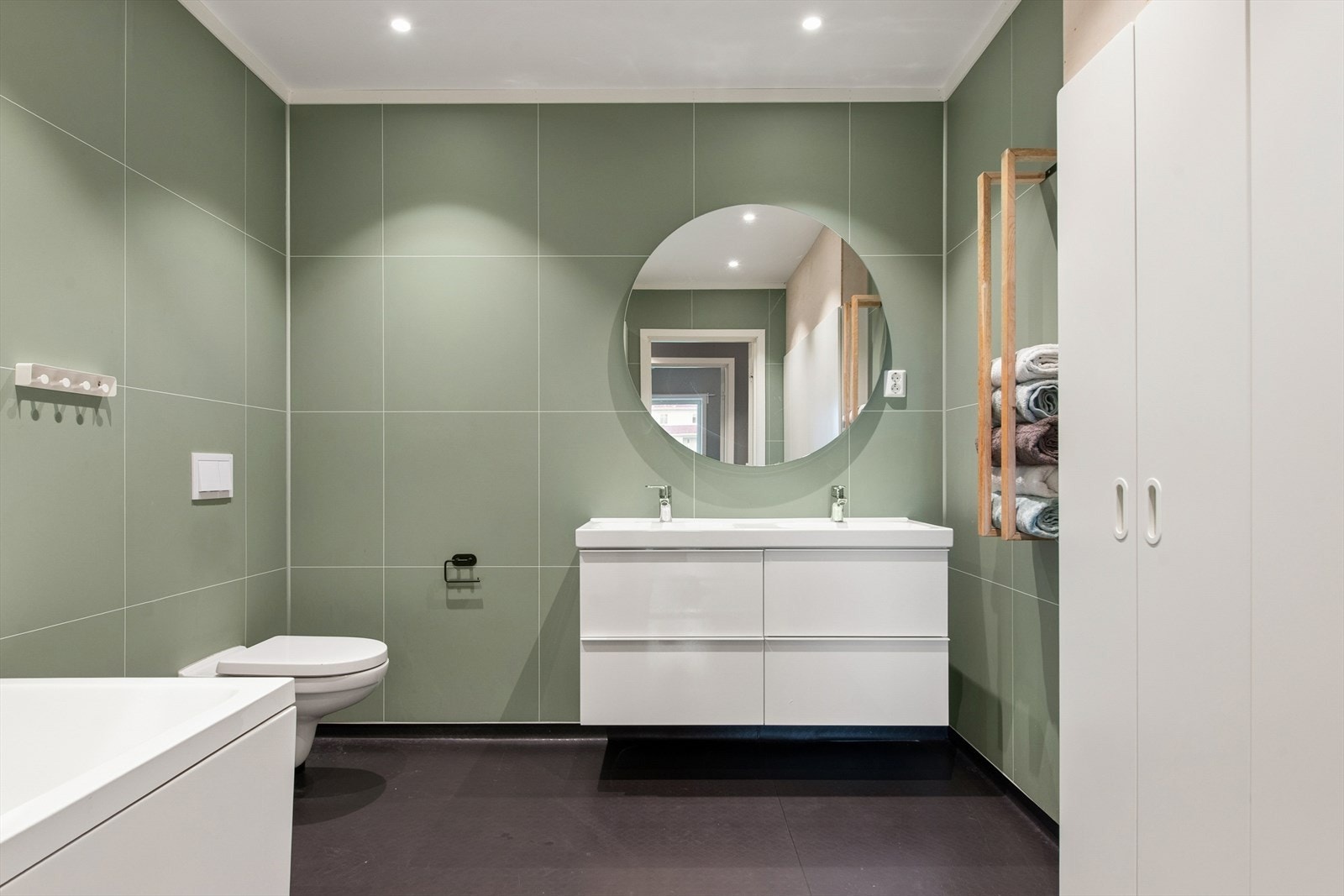 Lekkert baderom i første etasje med gulvvarme og downlights i himling. Galleribilde