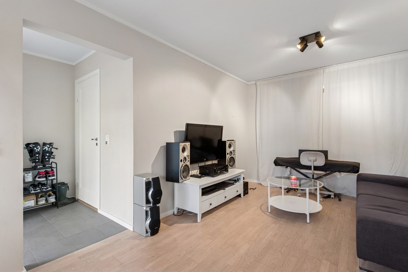 Utleiedelen består av entré, stue/kjøkken, bad/vaskerom og soverom. Galleribilde