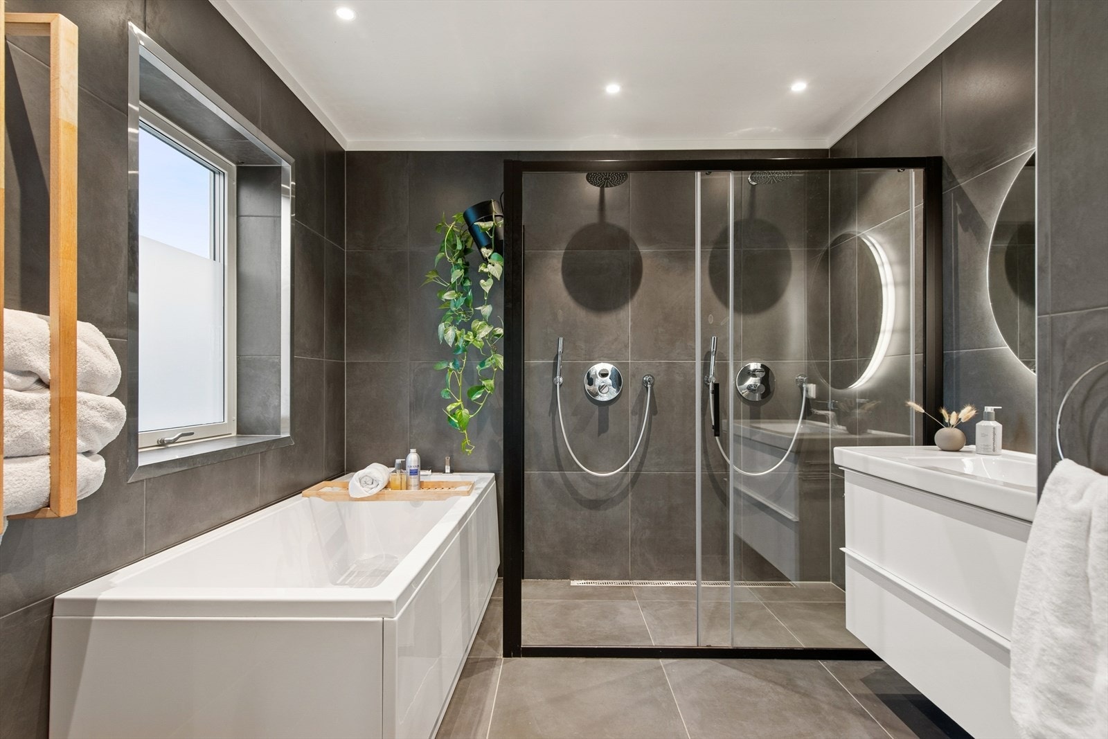 Badet er utstyrt med toalett, badekar, dobbel dusj og baderomsinnredning. Galleribilde