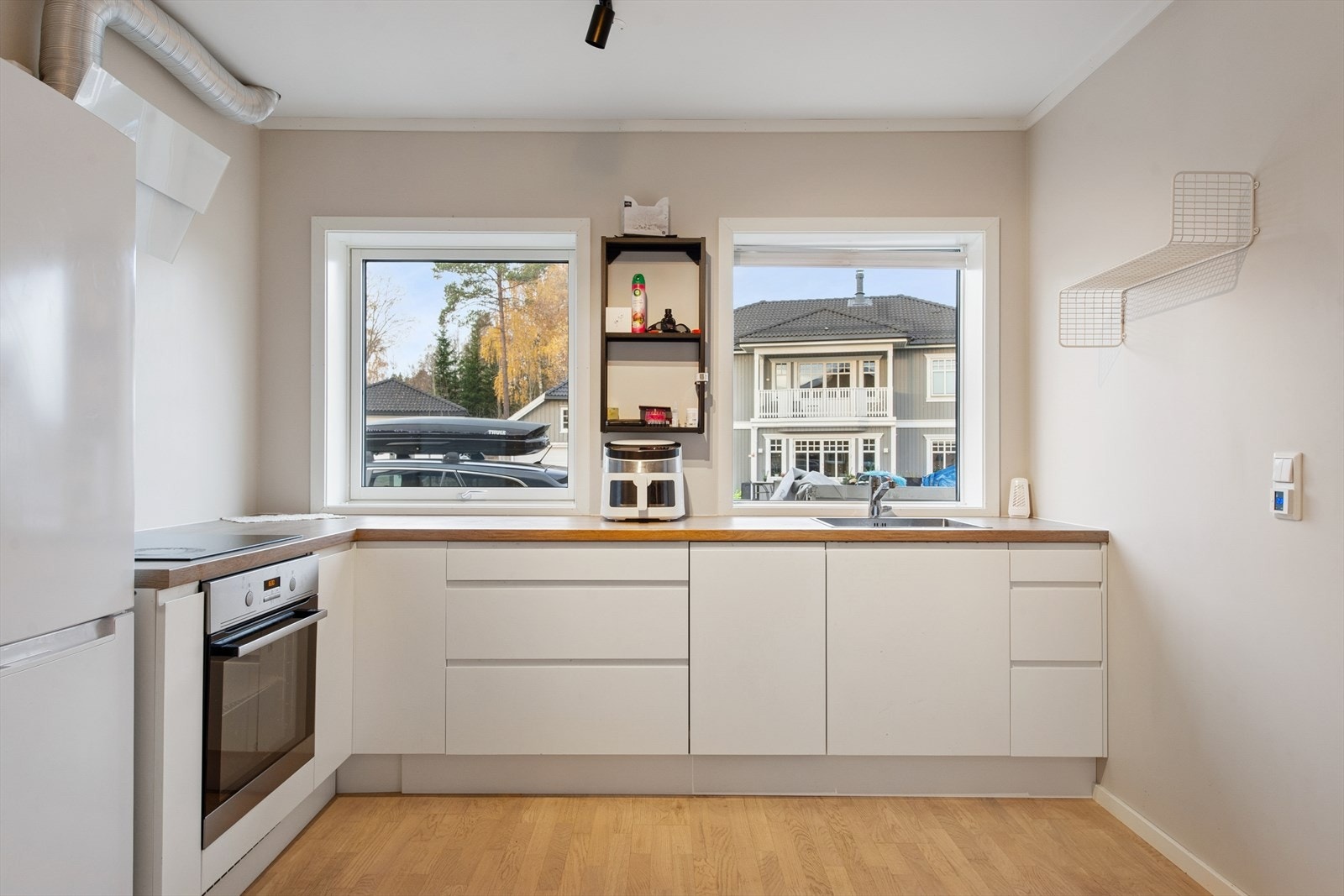 Kjøkkenet er utstyrt med platetopp, stekeovn, samt plass i innredning til kjøle-/fryseskap. Galleribilde