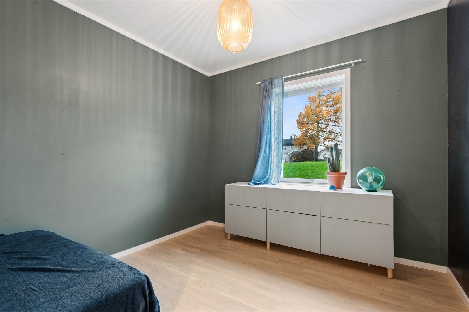 Boligens hoveddel består av fire soverom, hvor dette ligger i første etasje. Galleribilde