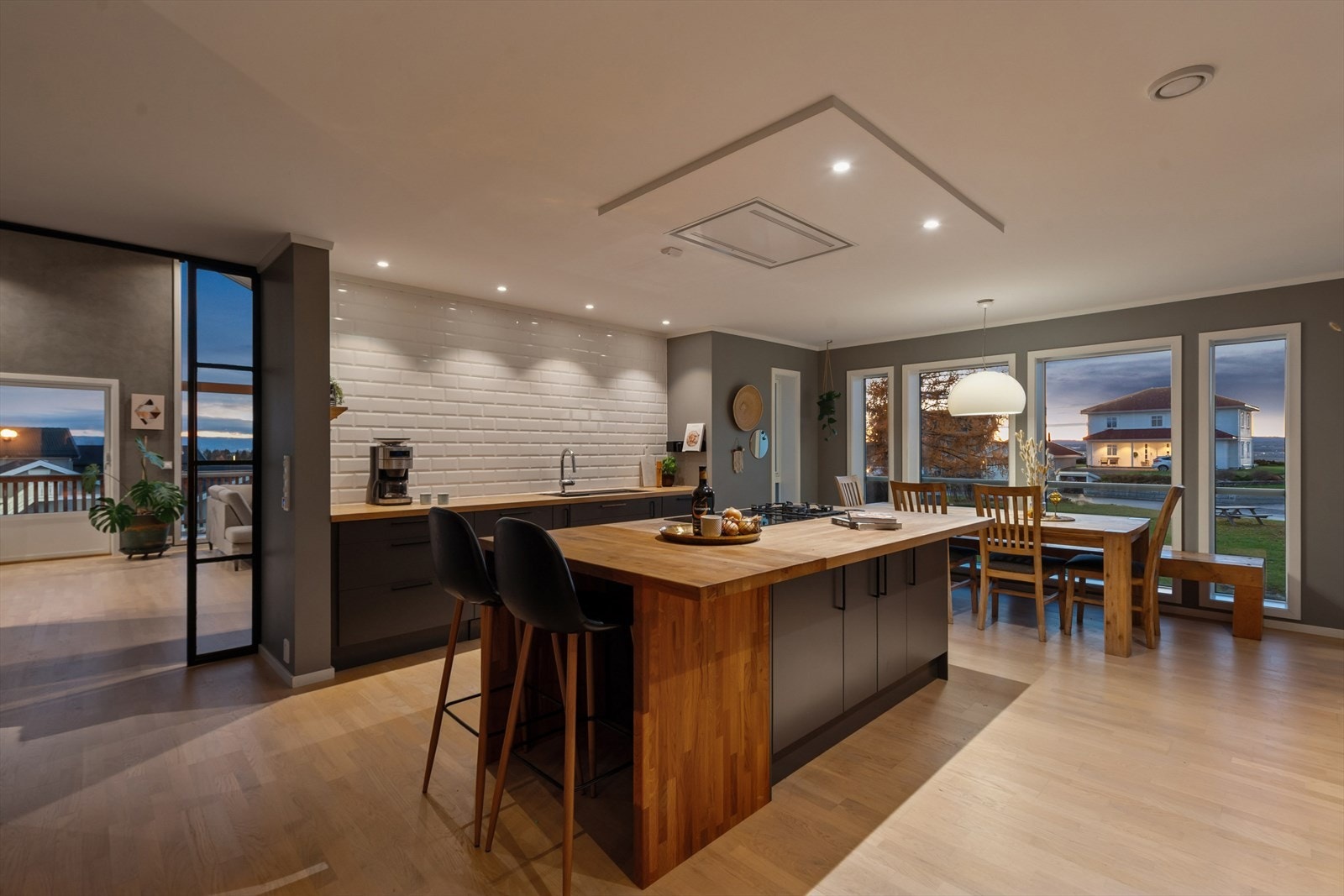 Rikelig med skap- og benkeplass. Galleribilde