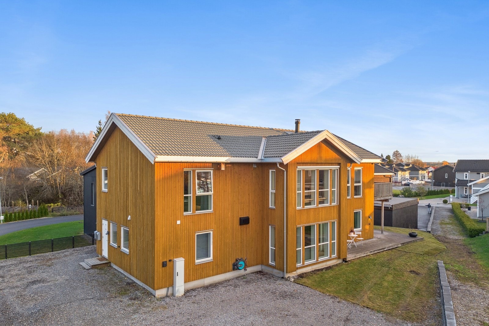 Fra eiendommen er det kort veg til barnehager og skoler, samt ca. 10 minutter med bil til Hamar sentrum. Galleribilde