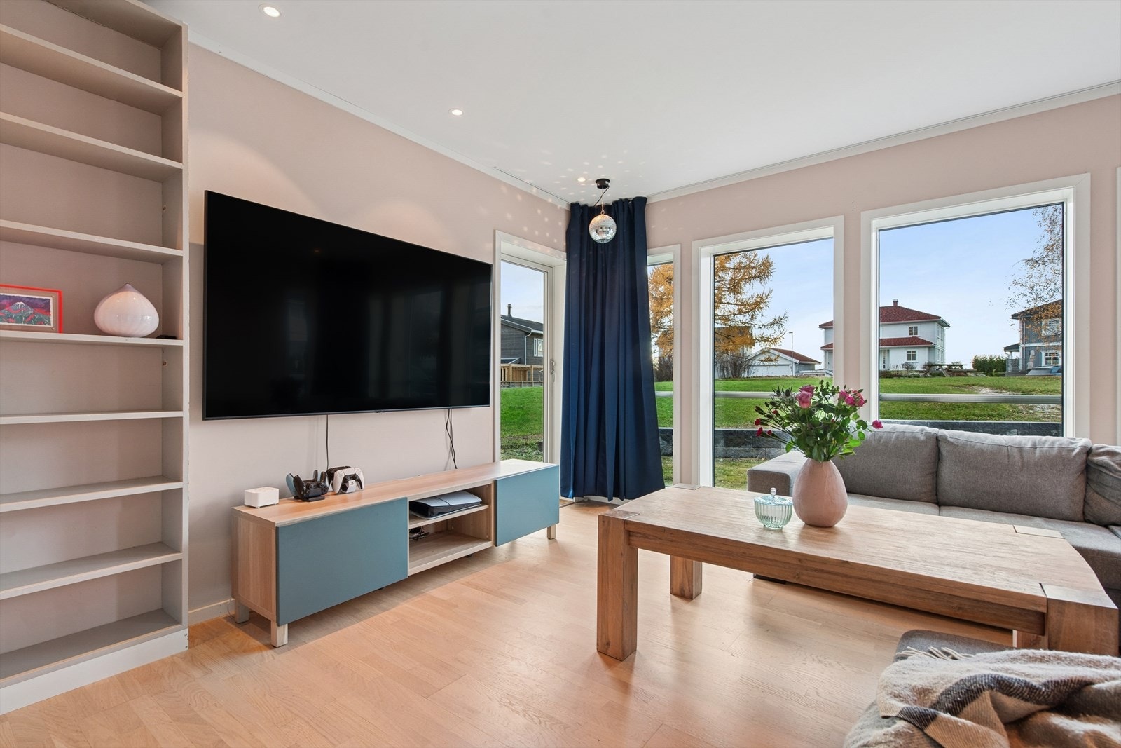 Boligens hoveddel har to stuer, hvor dette ligger i første etasje, med utgang til vestvendt del av terrasse. Galleribilde