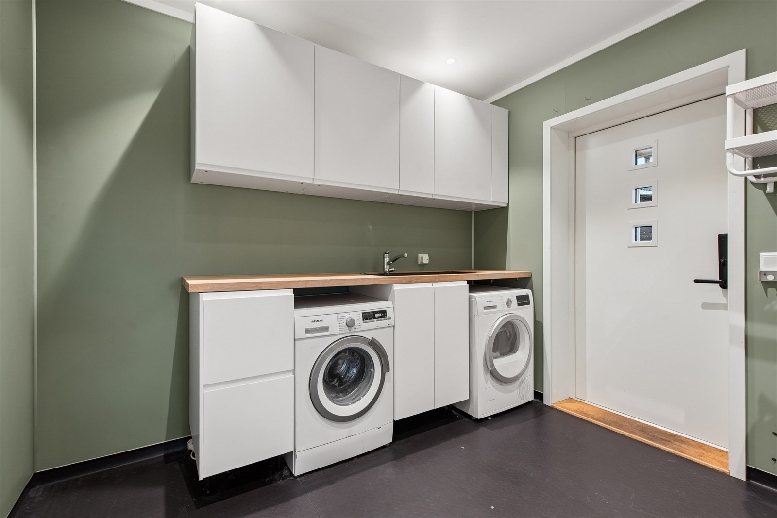 Ypperlig med eget vaskerom, som også har direkte adkomst til terrasse. Galleribilde