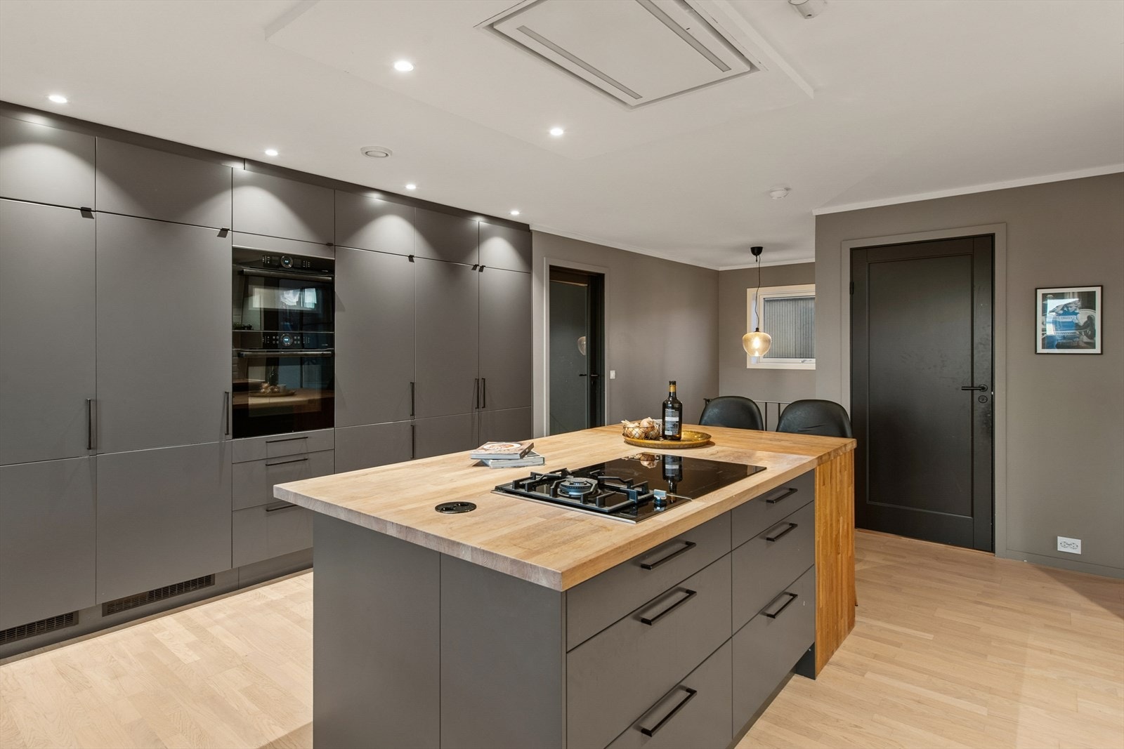 Kjøkkenet er utstyrt med stekeovn, kombi mikrobølge-/stekeovn, oppvaskmaskin, kjøleskap og fryseskap. Galleribilde