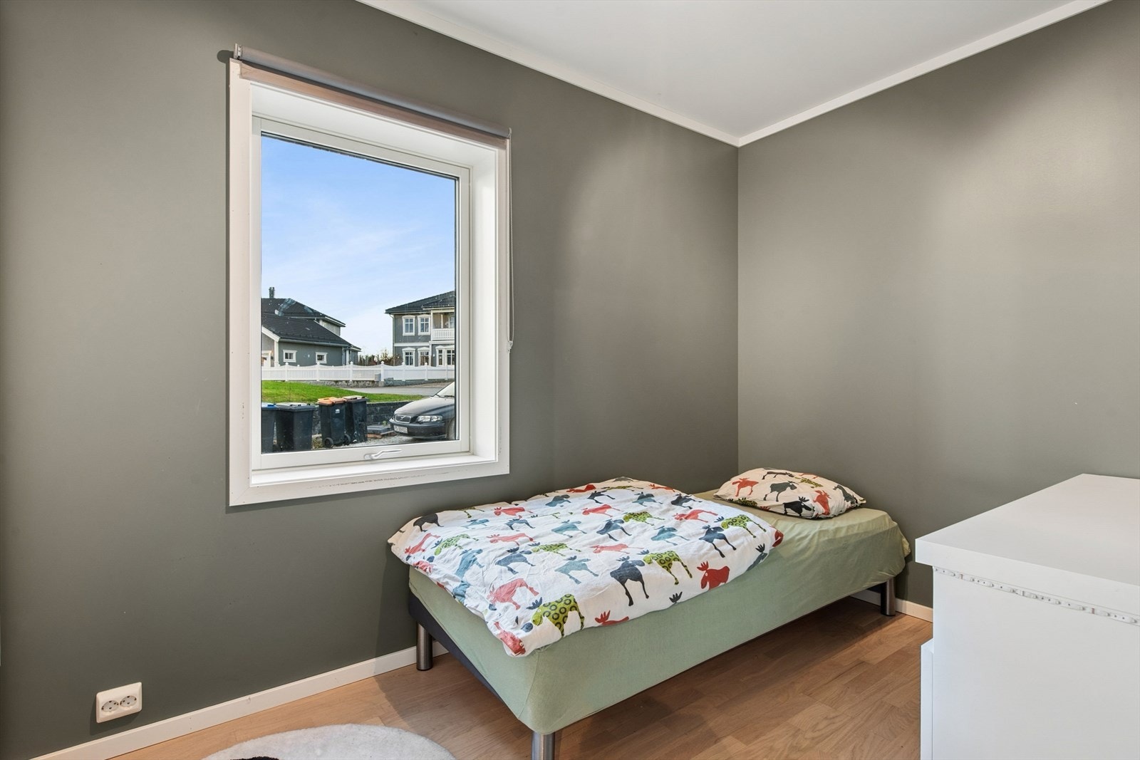 Soverommet har plass til seng, garderobe og småmøbler. Galleribilde