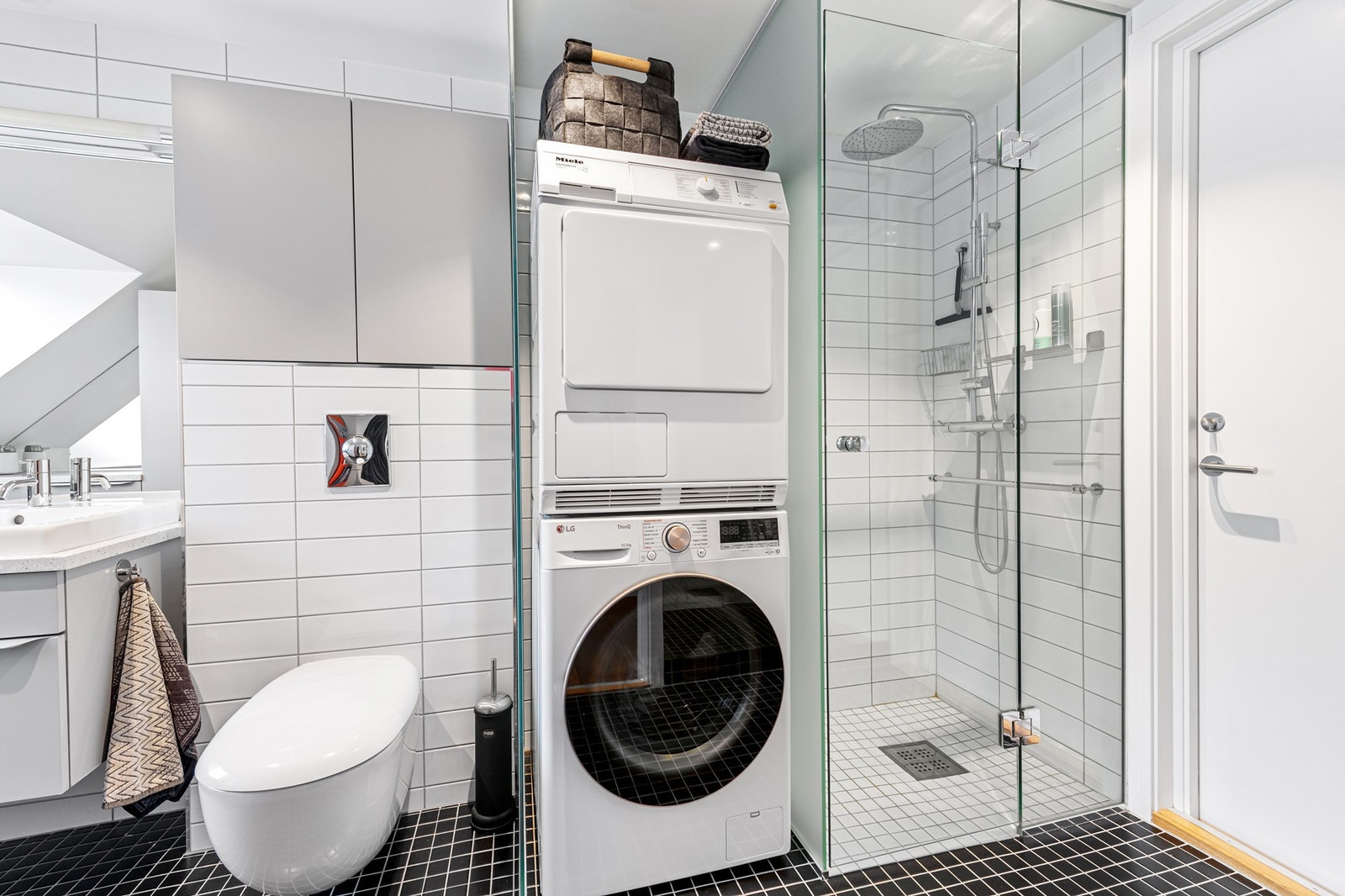 Flislagt bad med gulvvarme og moderne innredning. Galleribilde