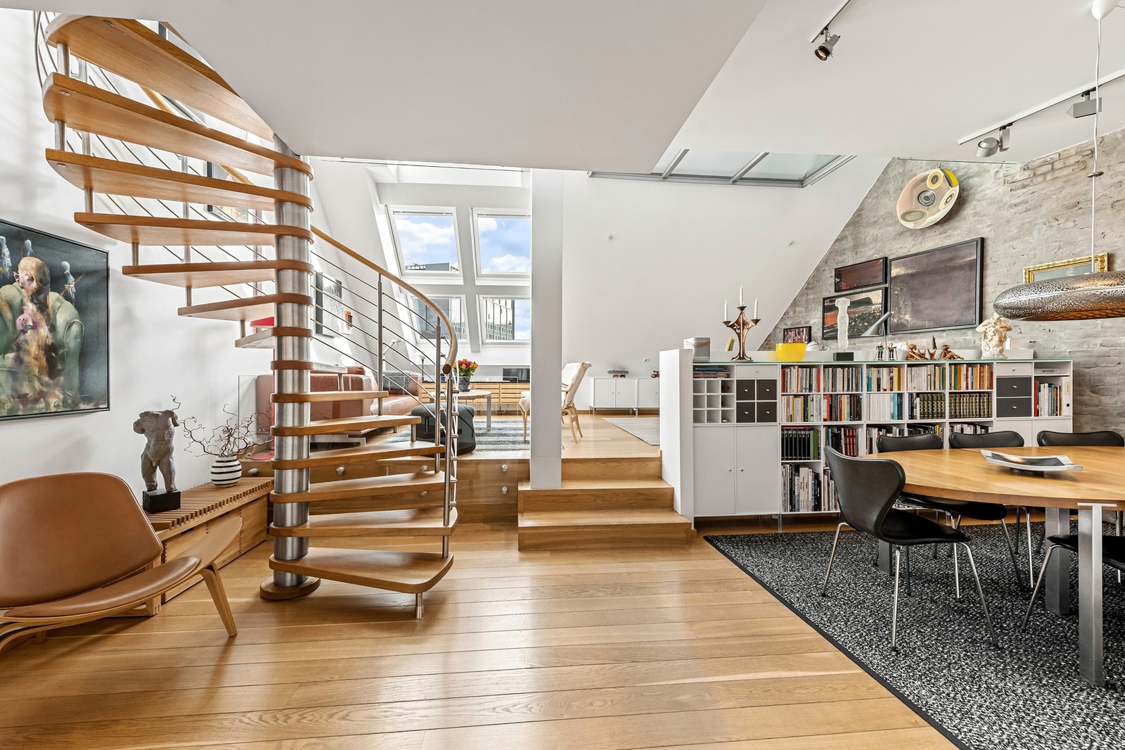 Lys og romslig stue med store vindusflater og god takhøyde. Galleribilde