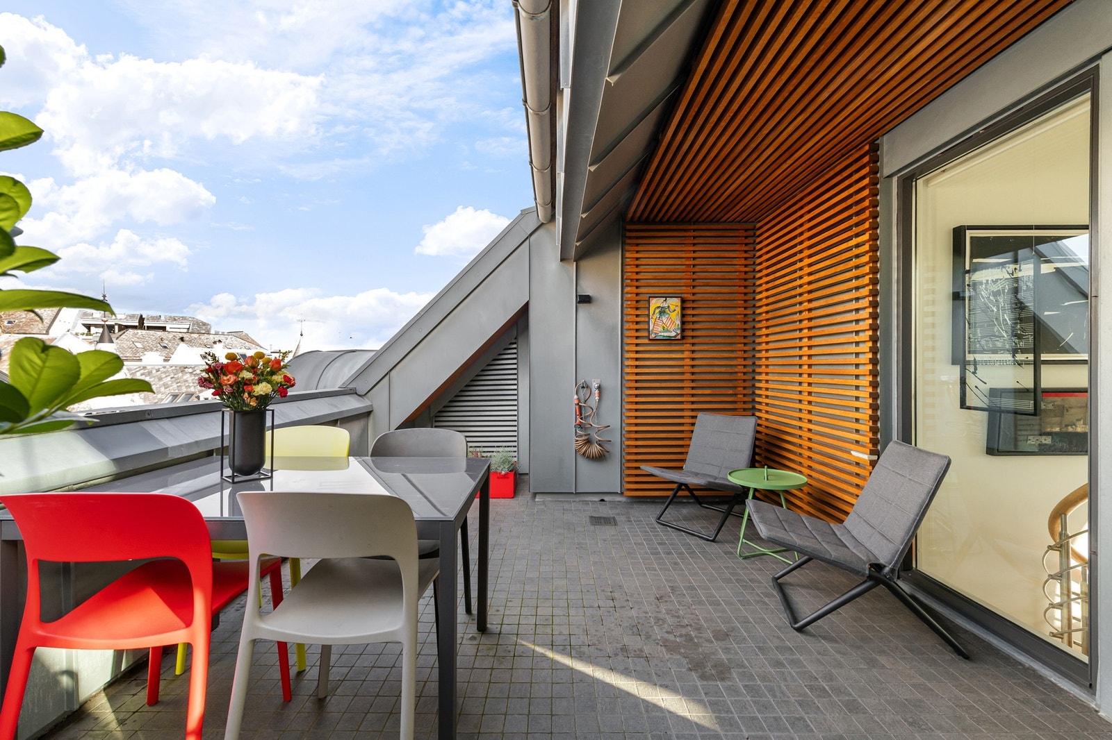 Takterrassen er flislagt med varmekabler og her er det god plass til møblering. Galleribilde