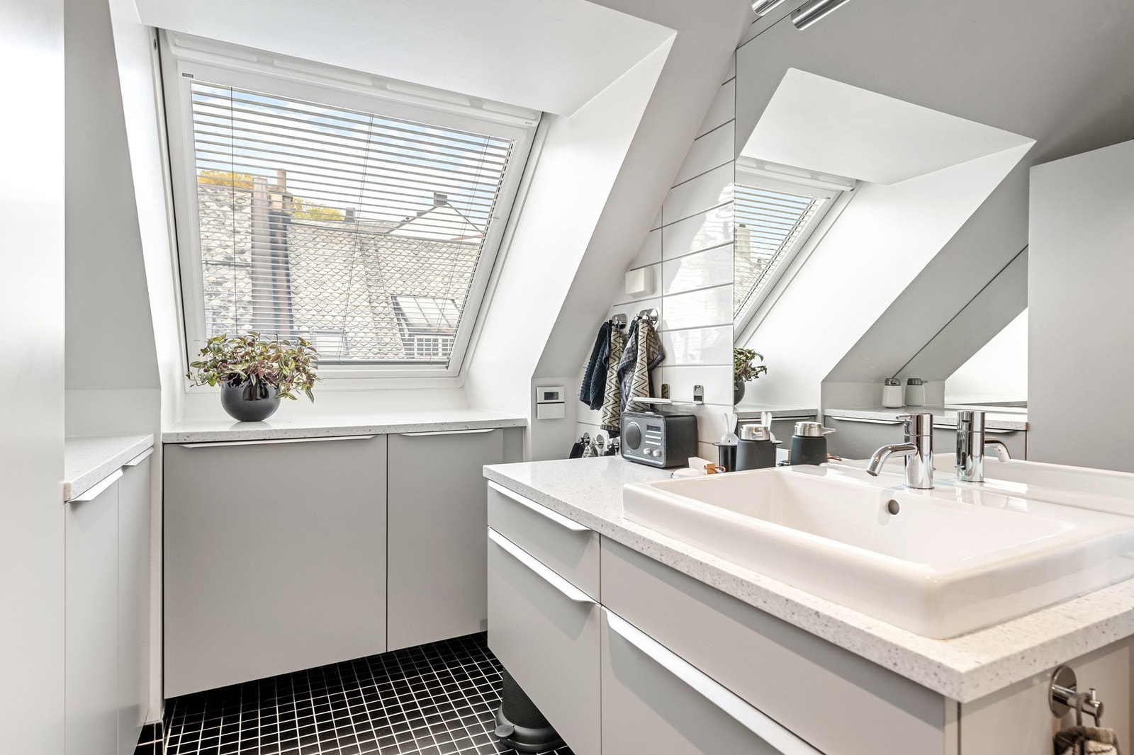 Rommet har innredning med heldekkende servant og speil, samt god oppbevaringsplass. Galleribilde