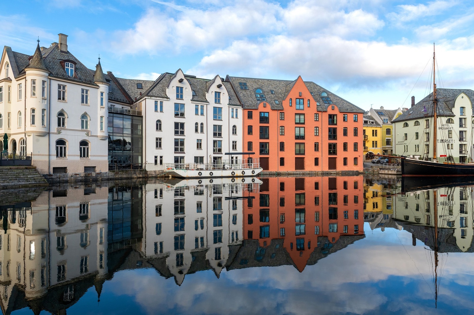 Leiligheten ligger langs vakre Brosundet - midt i hjertet av Ålesund sentrum. Galleribilde