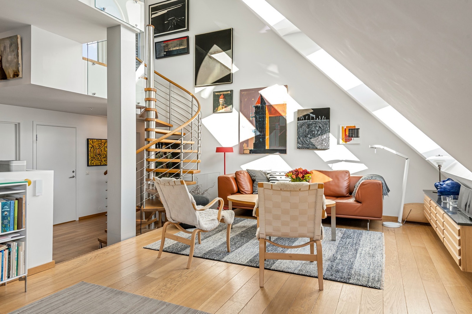 Den åpne løsningen gir god romfølelse og naturlig overgang til loftsetasjen via trapp. Galleribilde