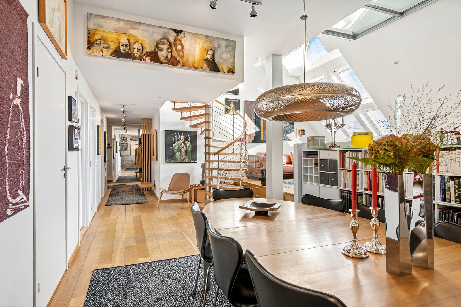 Praktisk og luftig spisestue i direkte forbindelse med kjøkkenet. Galleribilde