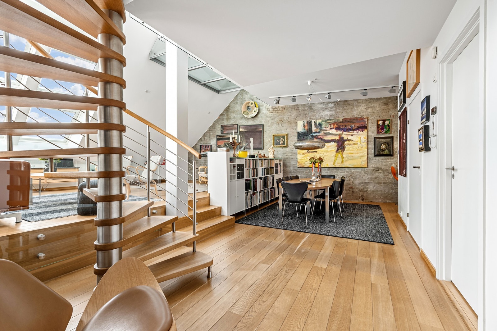 Den åpne løsningen gir god romfølelse og naturlig overgang til loftsetasjen via trapp. Galleribilde