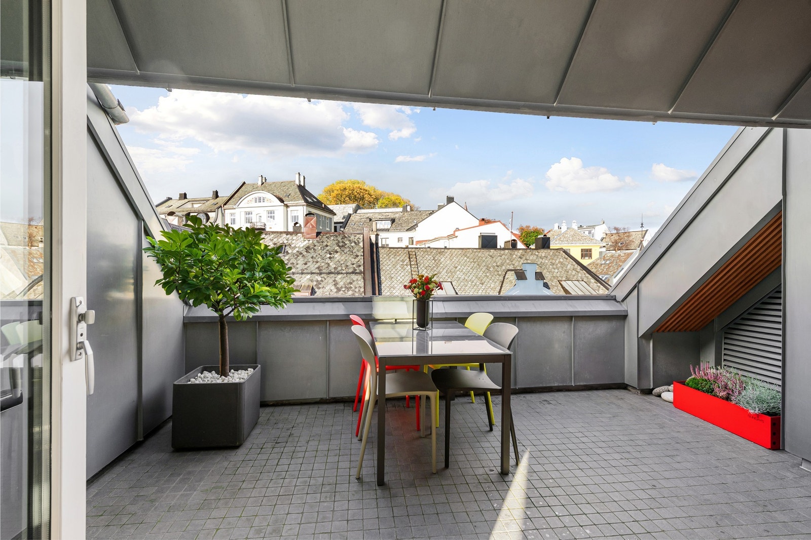 Fra loftstuen er det utgang til en solrik takterrasse på ca. 14 m². Galleribilde