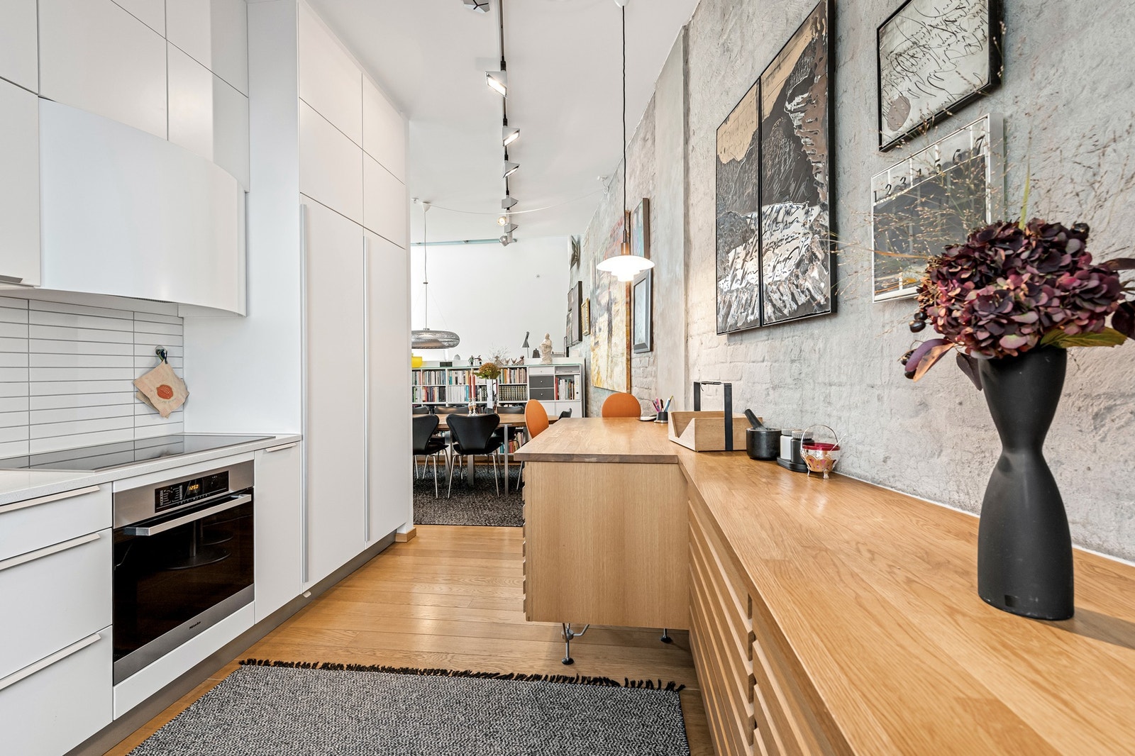 Kjøkkenet har ny ventilator fra Røroshetta installert i 2023. Galleribilde