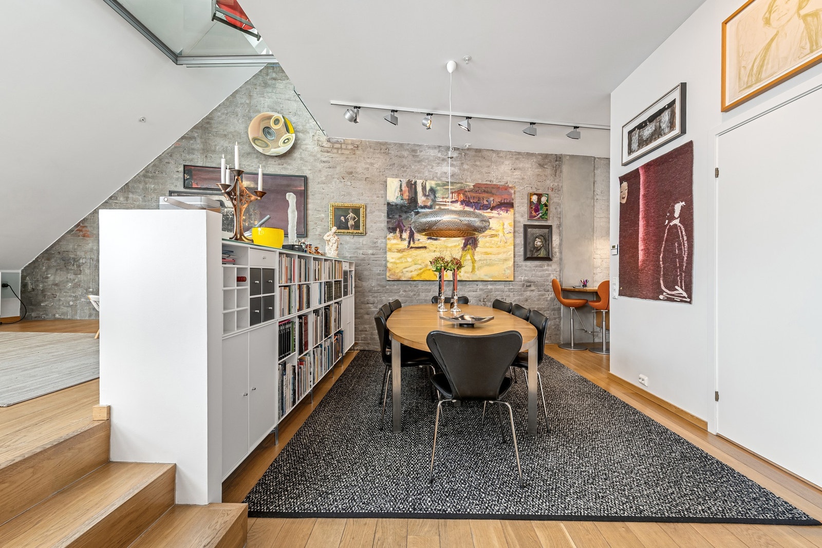 Parkett på gulv, malte flater og synlig teglstein gir et moderne og tidløst uttrykk. Galleribilde