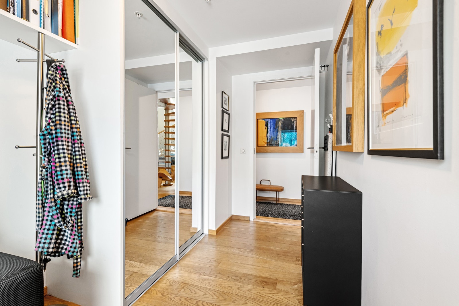 Soverom nr 2 har godt med oppbevaring i innfelt garderobe. Galleribilde