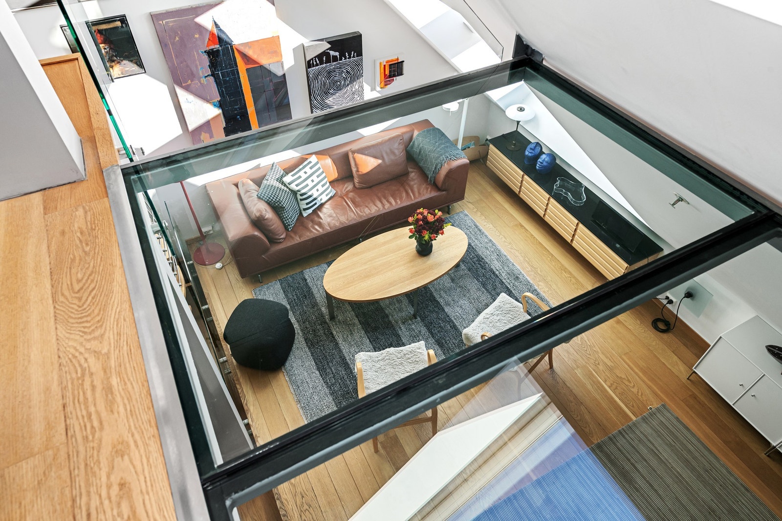 Stilrent glassfelt mellom etasjene. Galleribilde