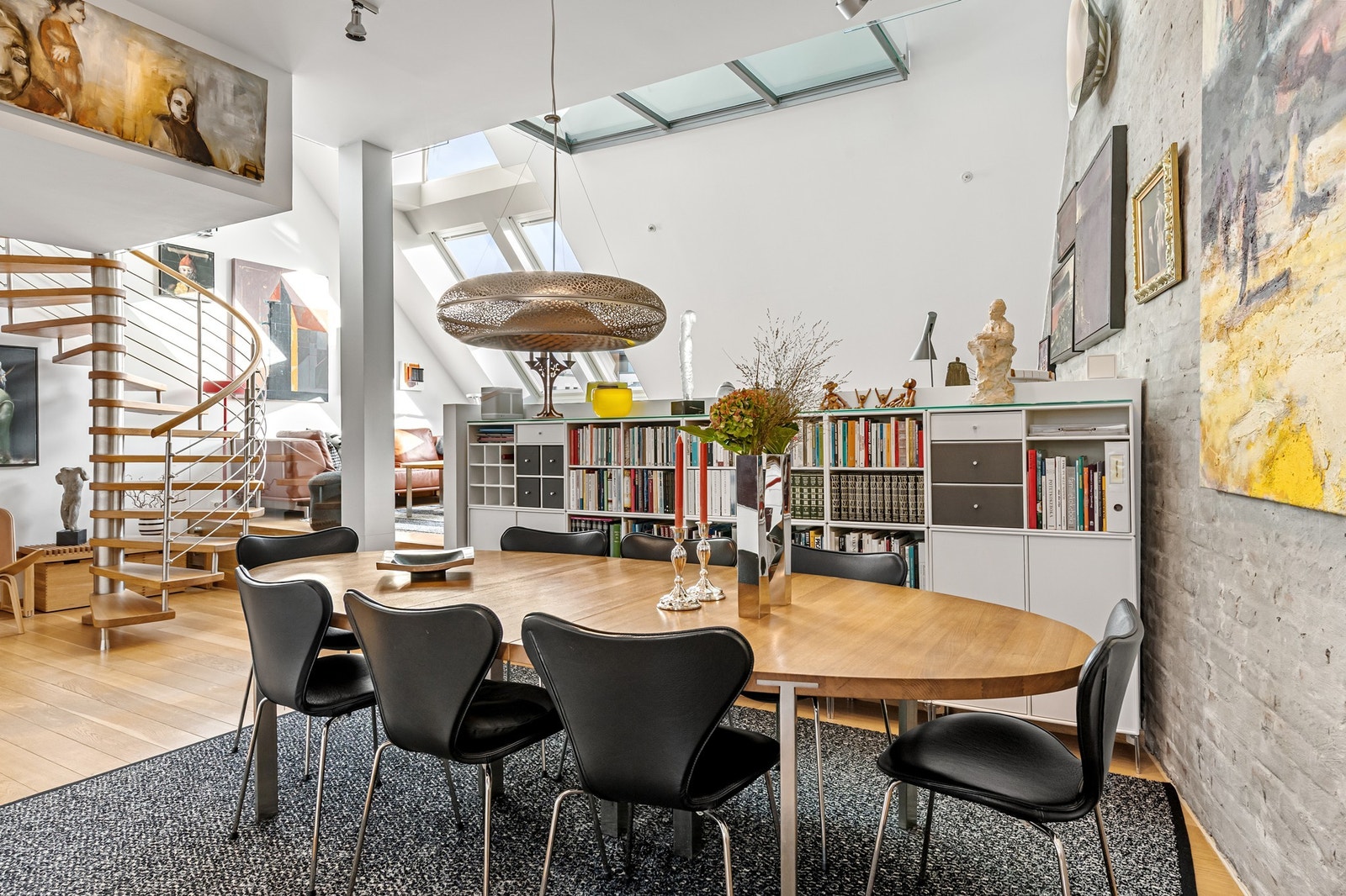 Delikat stue med parkett på gulv, malte flater og synlig teglstein som gir et stilrent preg. Galleribilde