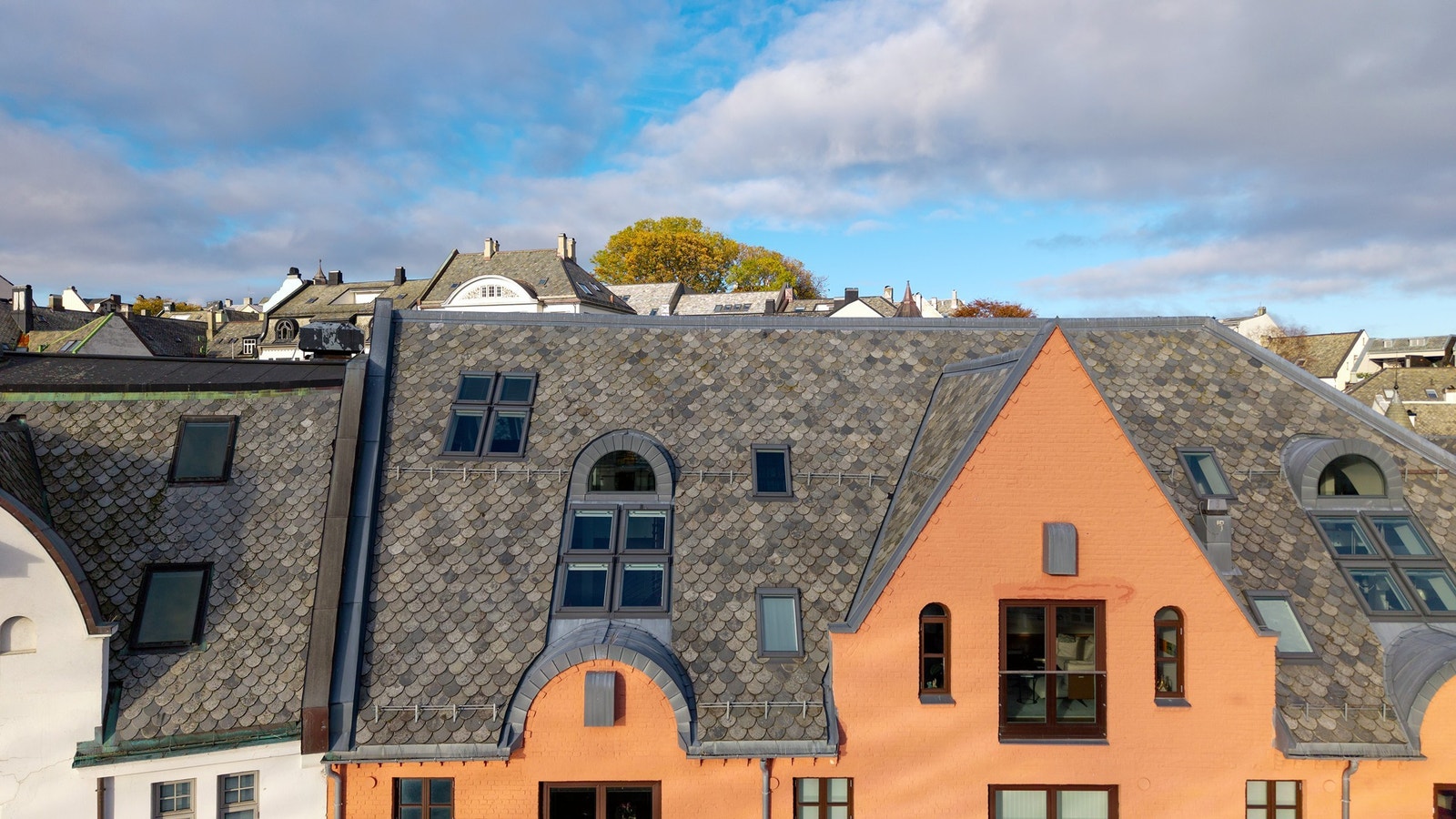 En moderne og gjennomført selveierleilighet over to plan med takterrasse. Galleribilde