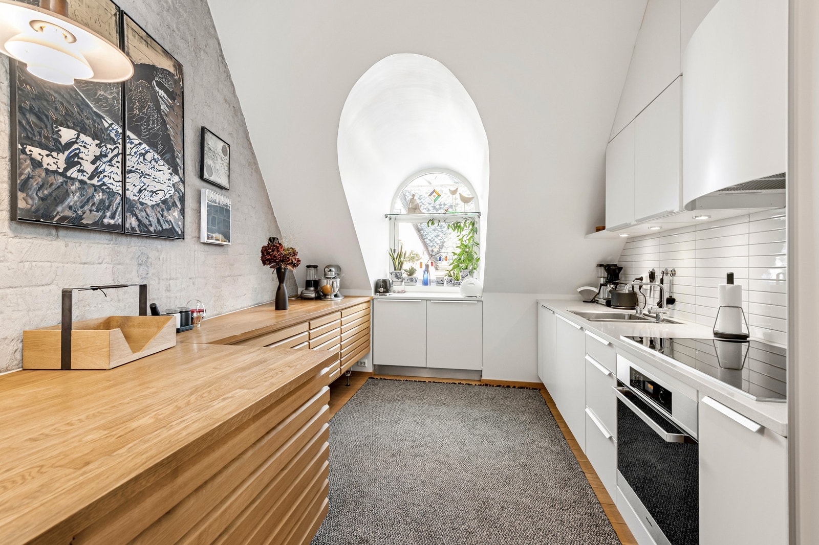 Moderne kjøkken fra Uniform fra 2013 med steinplate og integrerte hvitevarer. Galleribilde