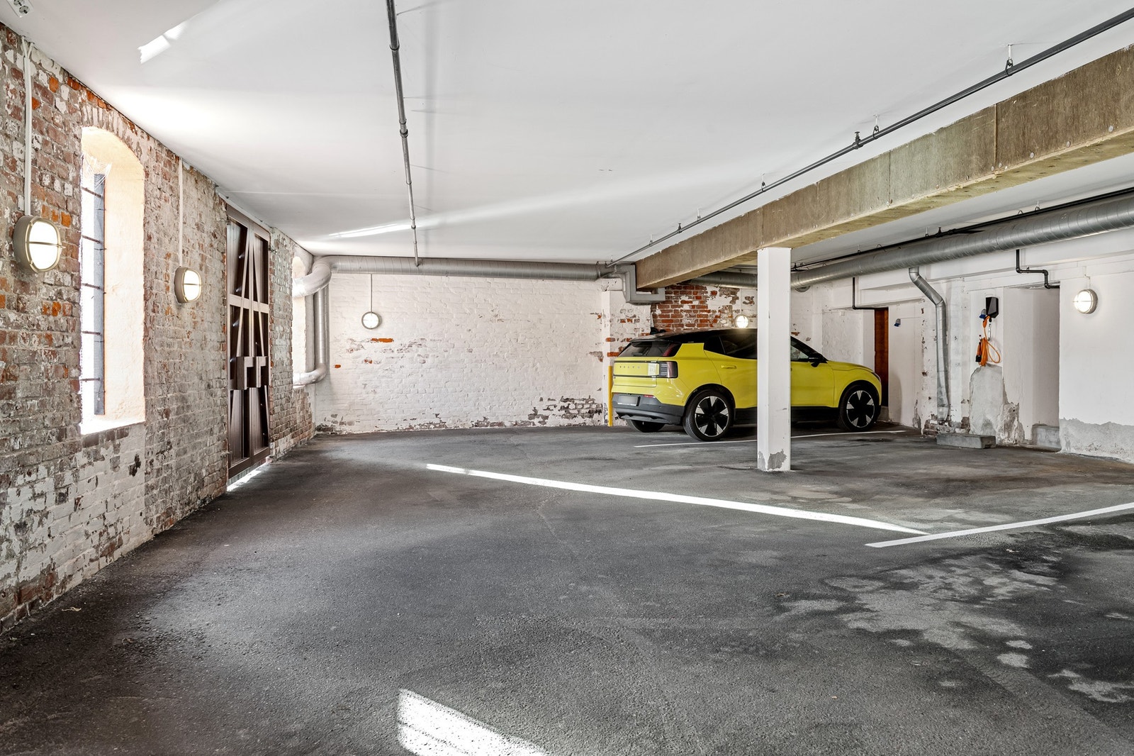 Parkeringsplass med installert elbil-lader. Galleribilde