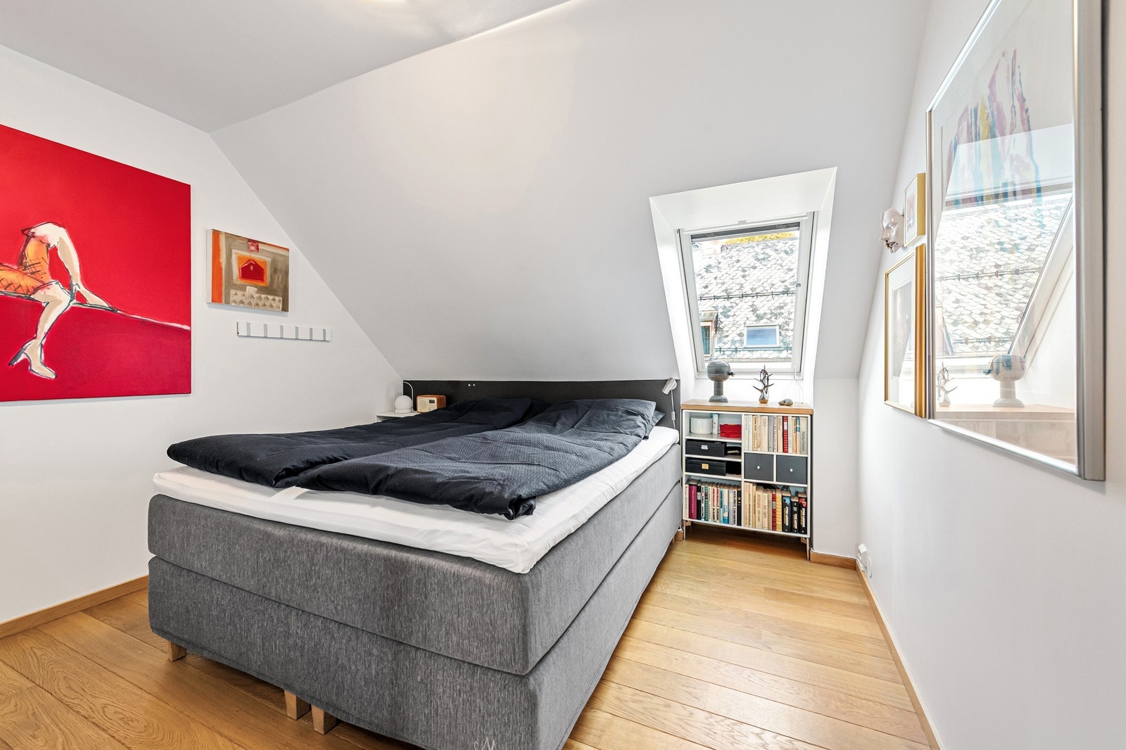 Lyst og trivelig soverom med parkett på gulv og malte flater på vegger. Galleribilde