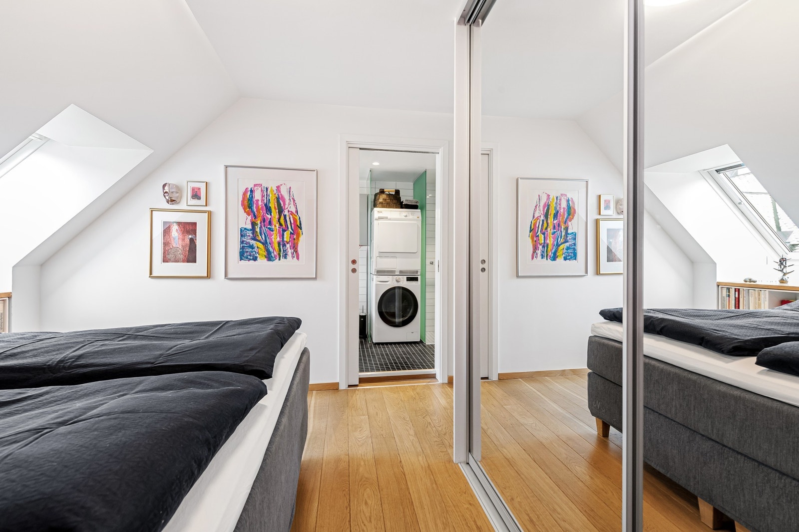 Hovedsoverommet har adkomst til badet. Galleribilde