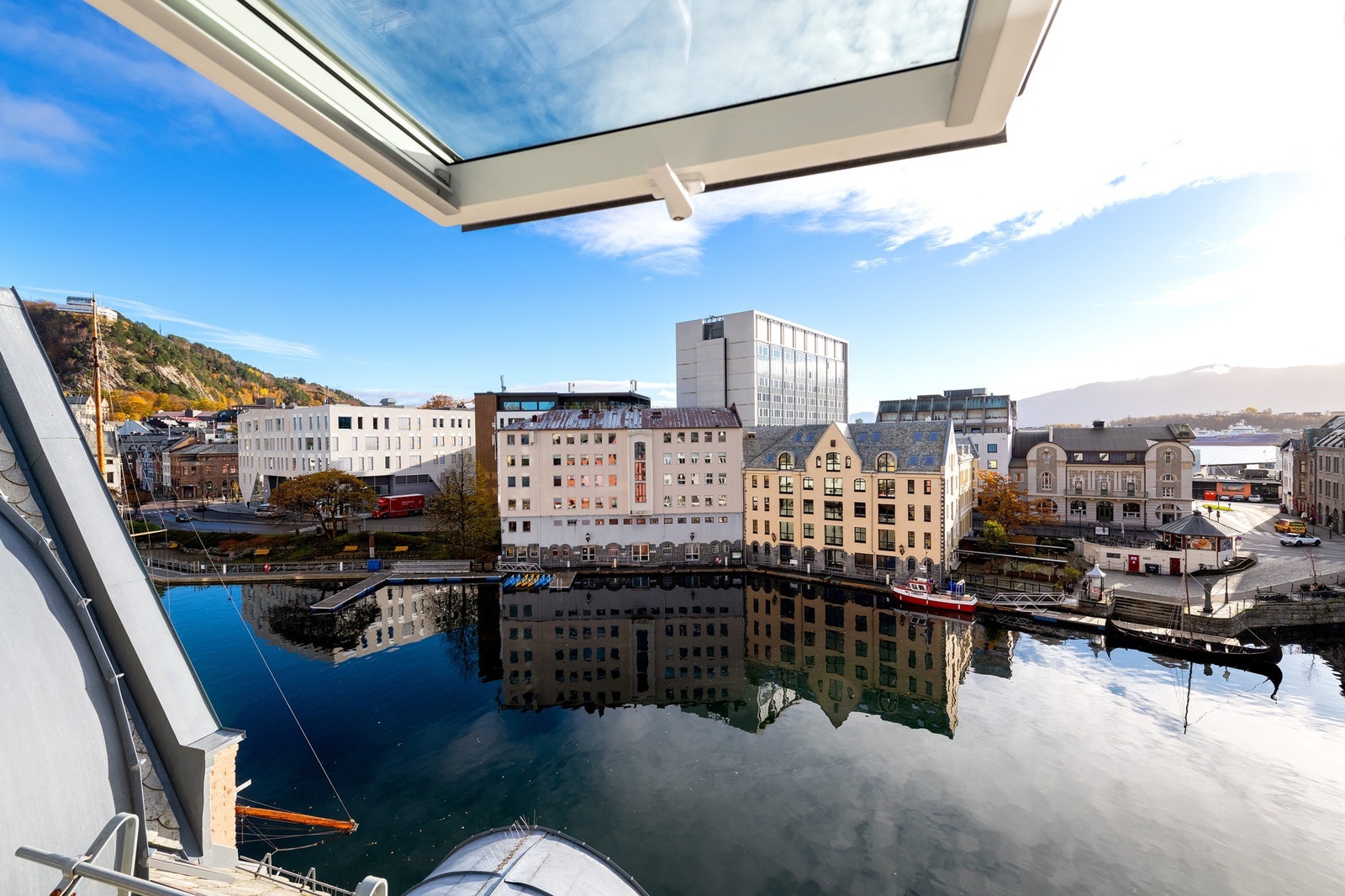 Fra loftstuen kan du nyte utsikten over Brosundet. Galleribilde