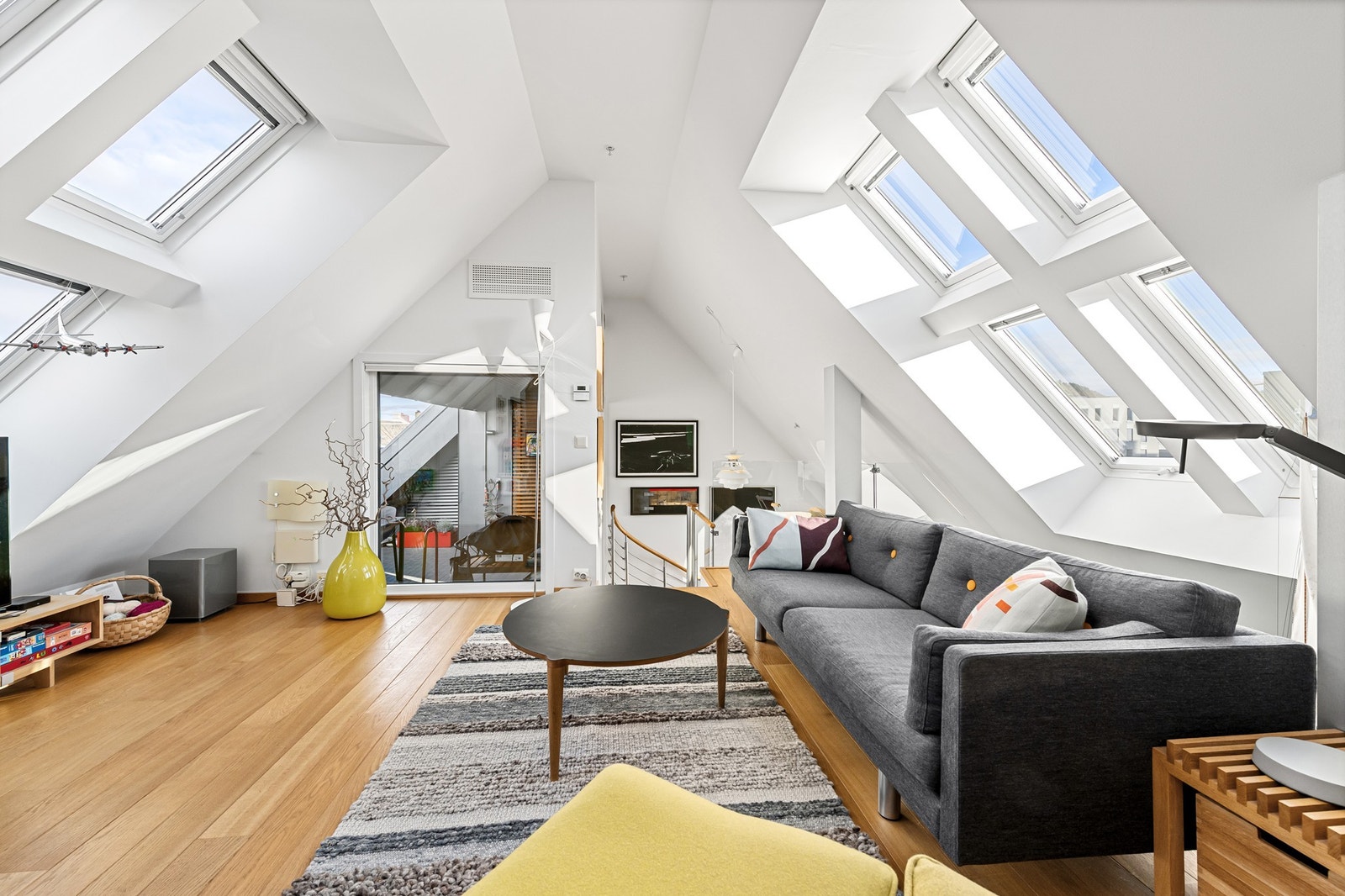 Flott loftstue med store takvinduer. Galleribilde