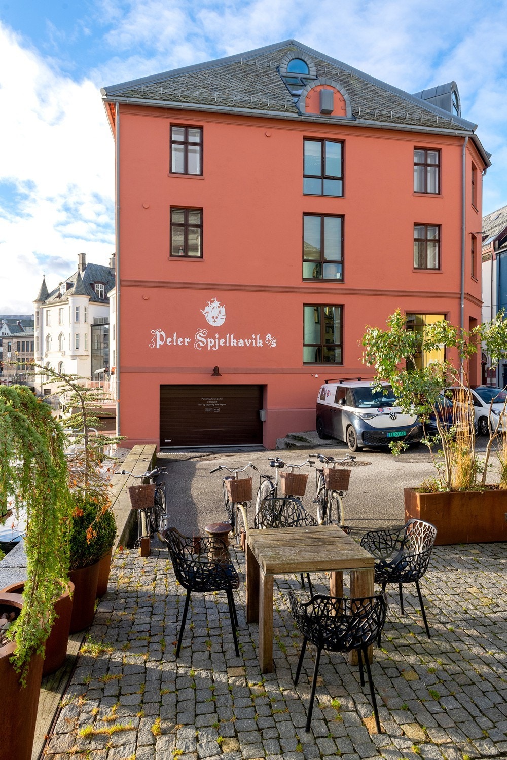 Adkomst til garasjekjeller. Galleribilde